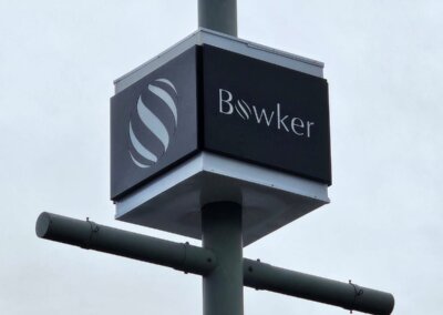 Illuminated post sign